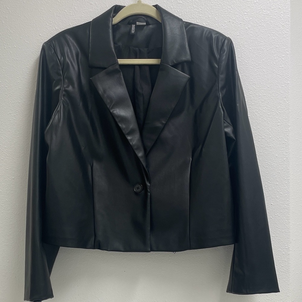 H&M CROPPED COATED BLAZER Black Faux Leather.
